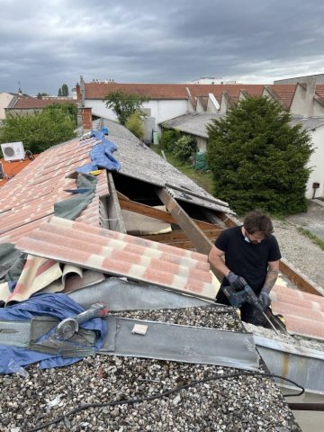 Travaux de rénovation de toit par un couvreur à Valence
