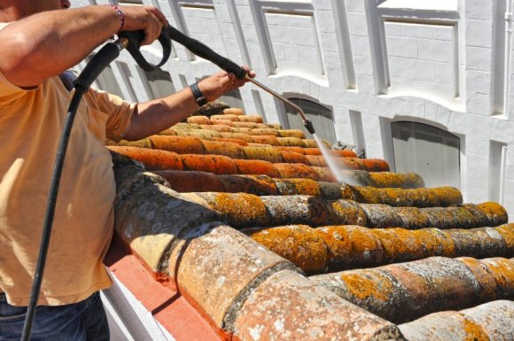 Démoussage toiture tuiles par couvreur à Valence