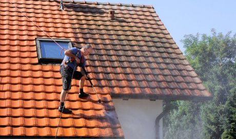 Démoussage et nettoyage de toiture par couvreur à Valence